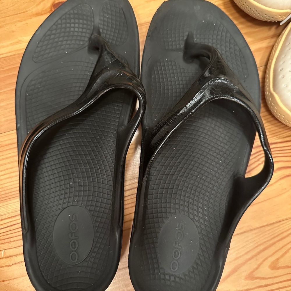 Black Oofos